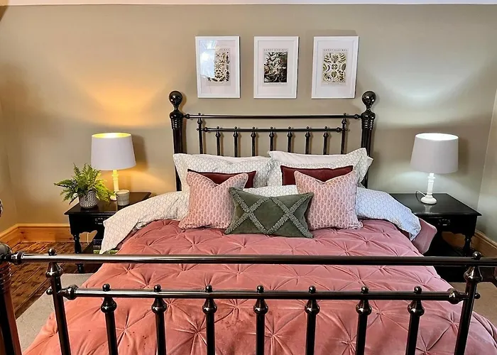 6 - Central Location - Entire House - Free Parking