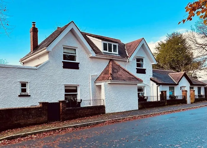 6 - Central Location - Entire House - Free Parking