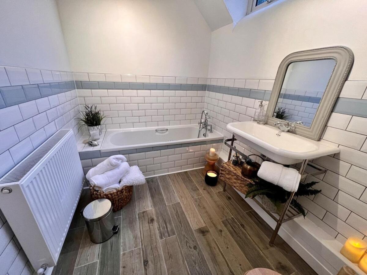 6 - Location - Entire House - Free Parking Holiday home