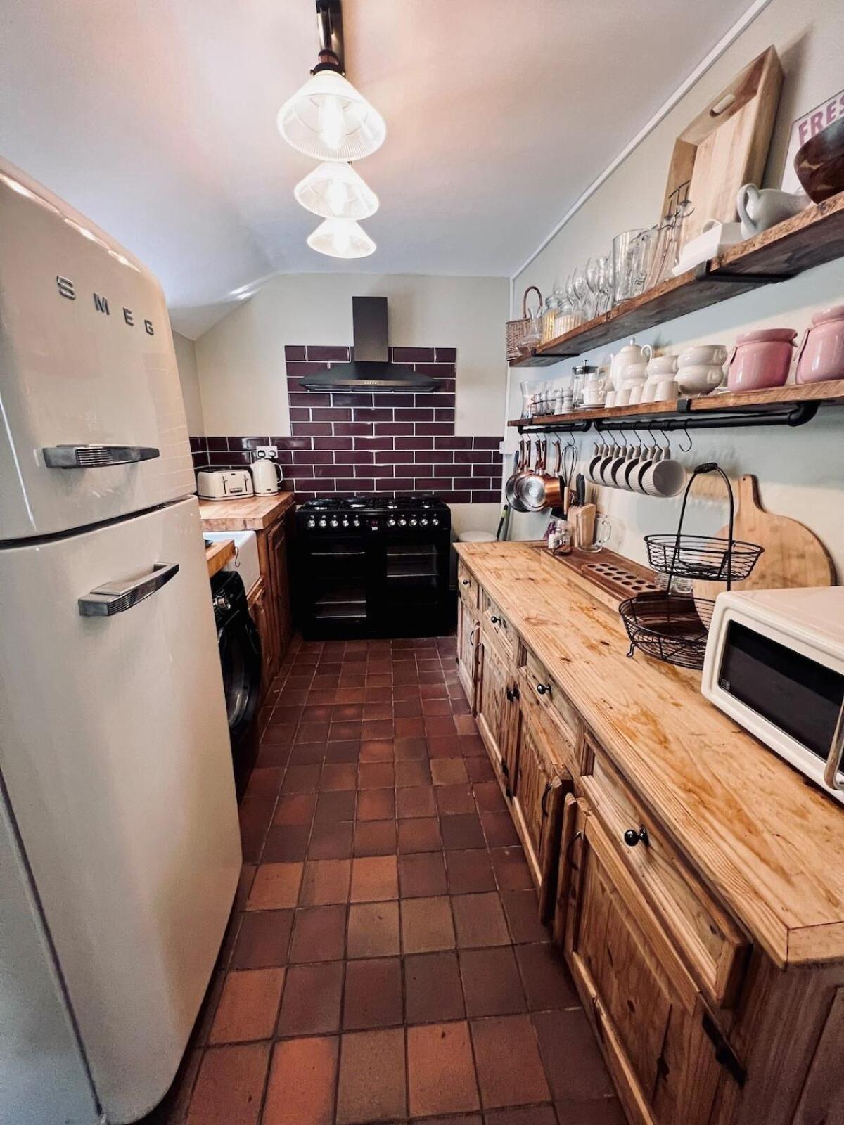 6 - Location - Entire House - Free Parking Holiday home *